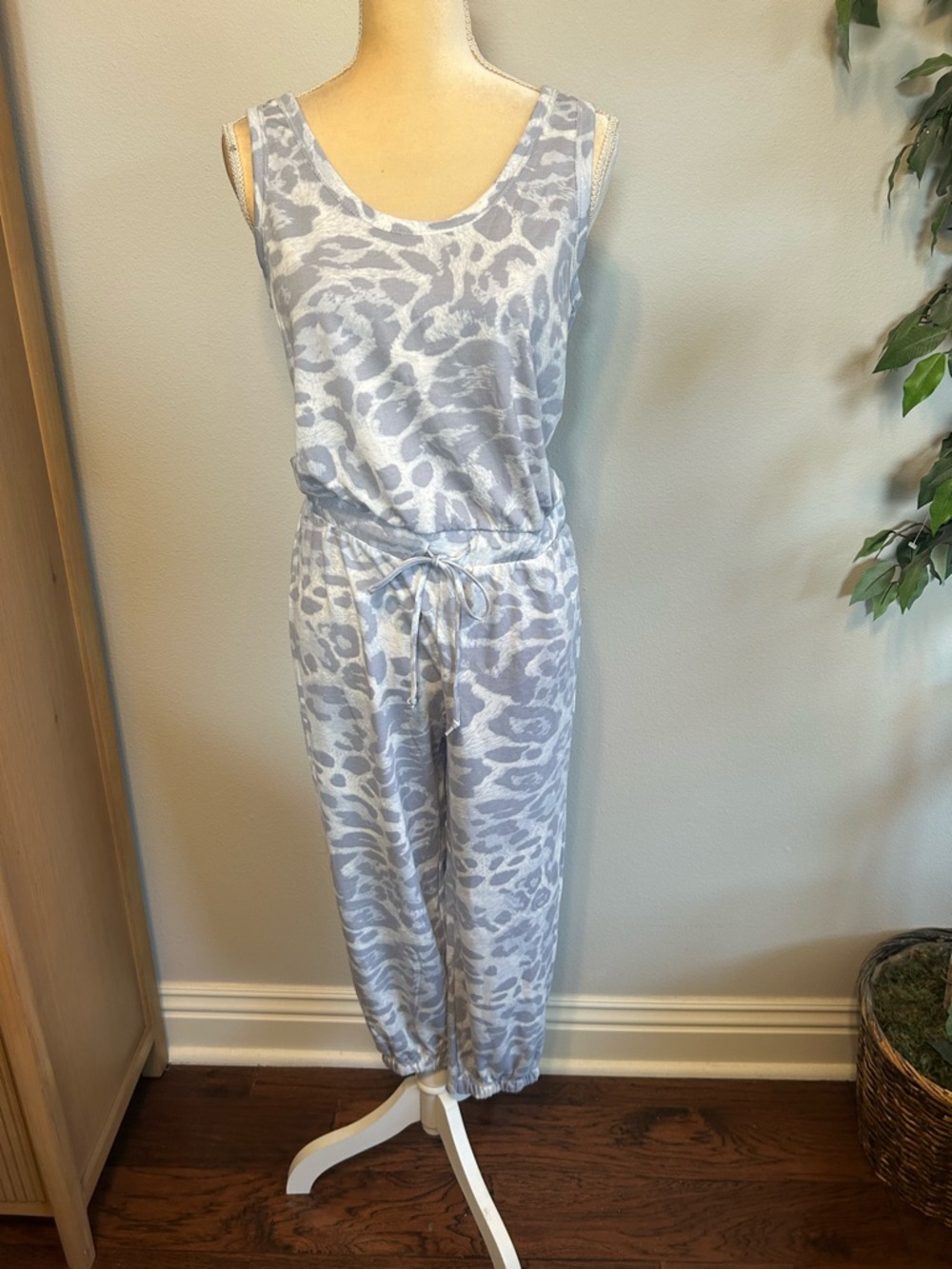 NEW Maronie Women’s Sleeveless Light Gray Animal Print Jumpsuit Sz M